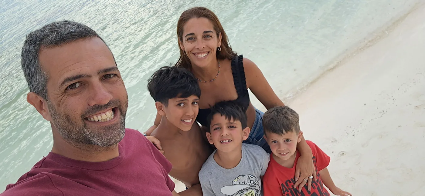 Agustina viajando en familia con su marido y sus tres hijos