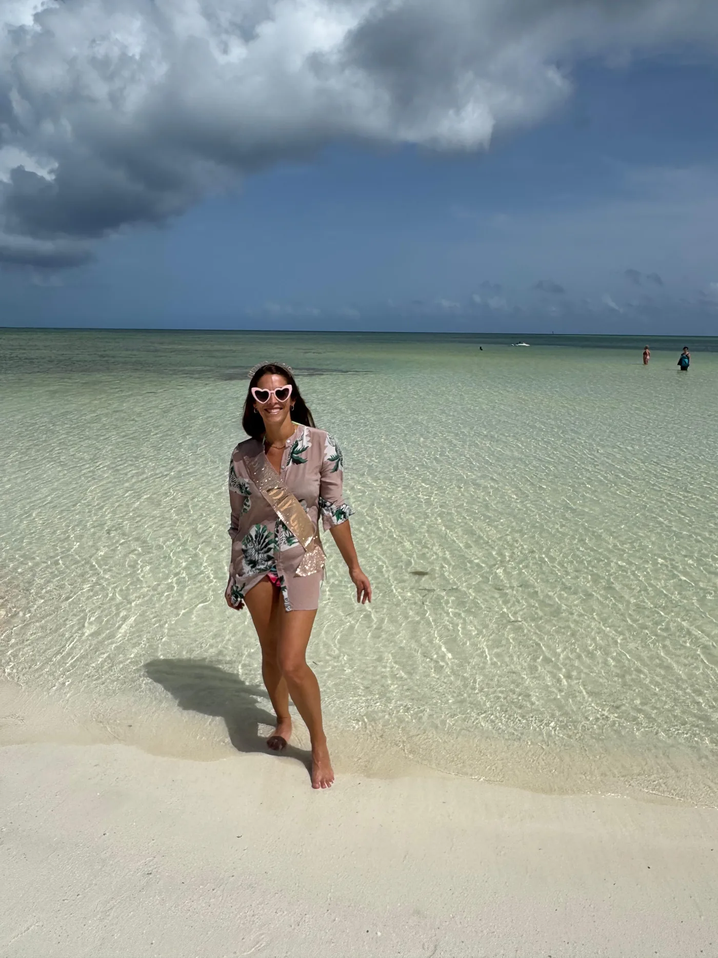 Agustina disfrutando una experiencia de viaje en la playa